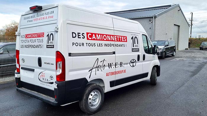 Lettrage personnalisé de deux camionnettes